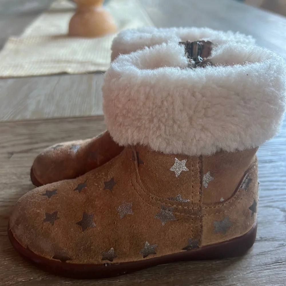Kids Ugg star tan boots size 8 T